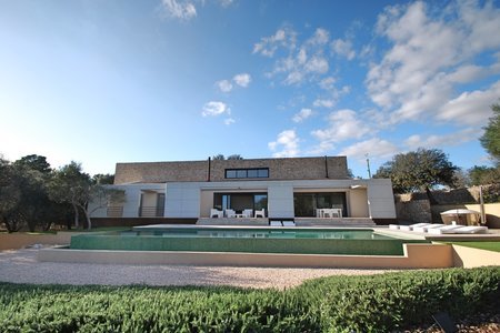 Villa im minimalistischen Stil mit Panoramablick